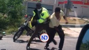 Video | Agente de la DIGESETT noquea a un motorista