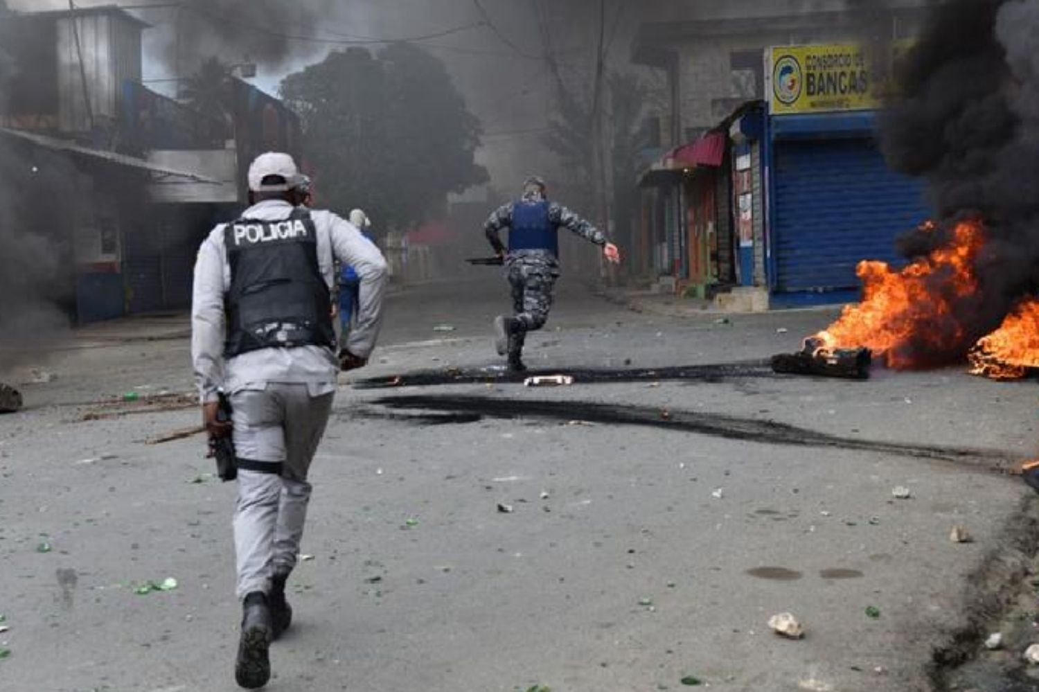 Desalojo degenera en una batalla campal en La Victoria