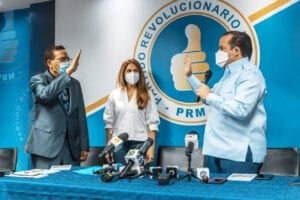 PRM juramenta Aníbal De Peña, cantautor himno de la Revolución
