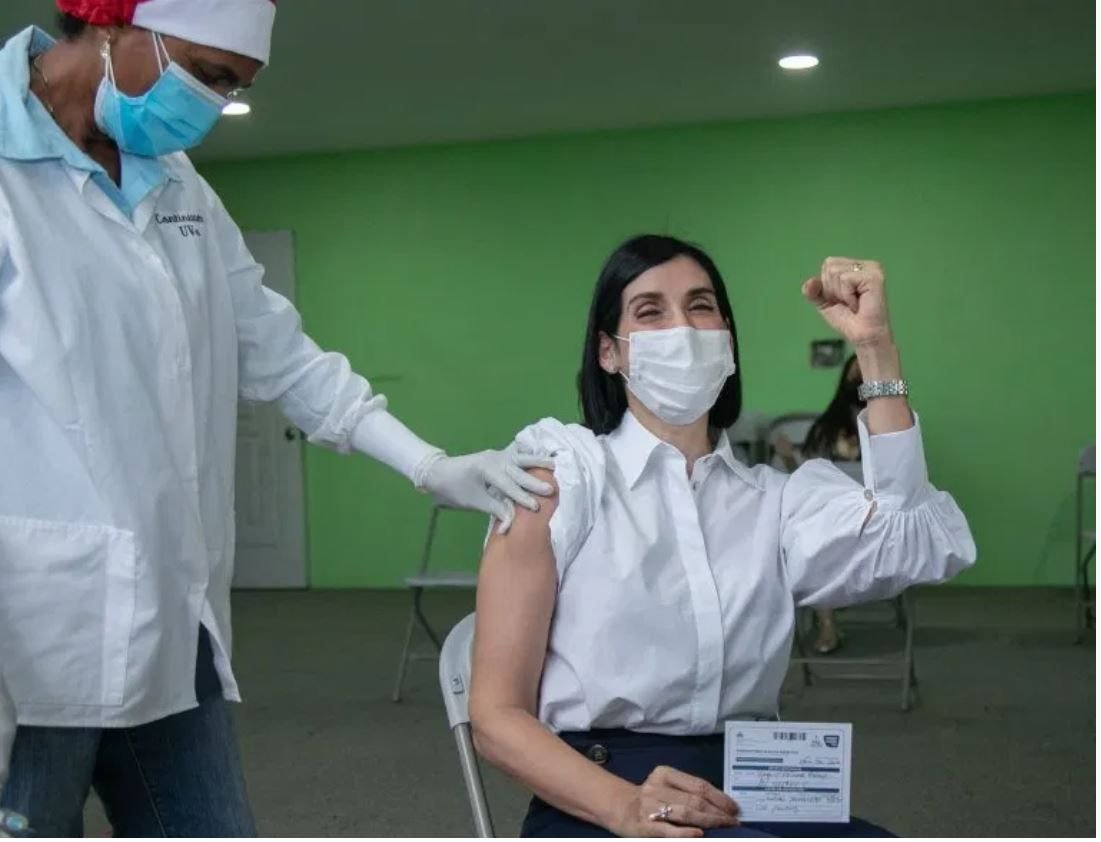 Primera dama recibe su primera dosis contra la COVID-19