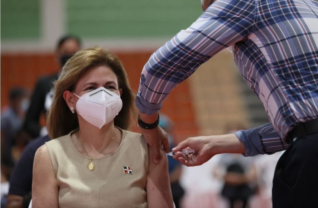 La vicepresidenta Raquel Peña se vacuna contra el coronavirus
