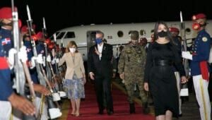 Presidente Abinader llega al país tras asistir a toma de posesión en Ecuador