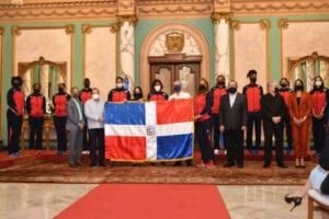 Luis Abinader abandera a las ‘Reinas del Caribe’ antes de competir en Italia