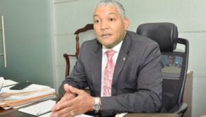 Ante repudio generalizado, Radhamés González cancela compra de productos para el pelo