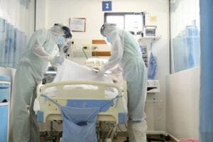 Salas UCI de tres hospitales están al tope de pacientes