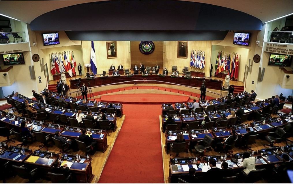 El Congreso destituye a los magistrados del Constitucional