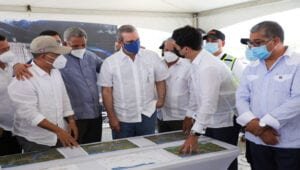 Abinader supervisa avances de la circunvalación de Baní y motiva vacunación