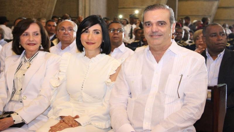Luis Abinader llama a reflexionar y hacer honor al cuerpo y la sangre de Cristo