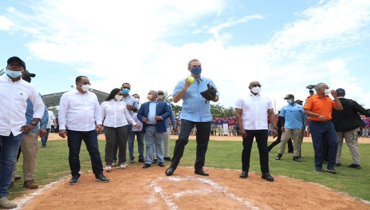 Presidente Luis entrega campo de sóftbol Cristiano Cala en Nagua