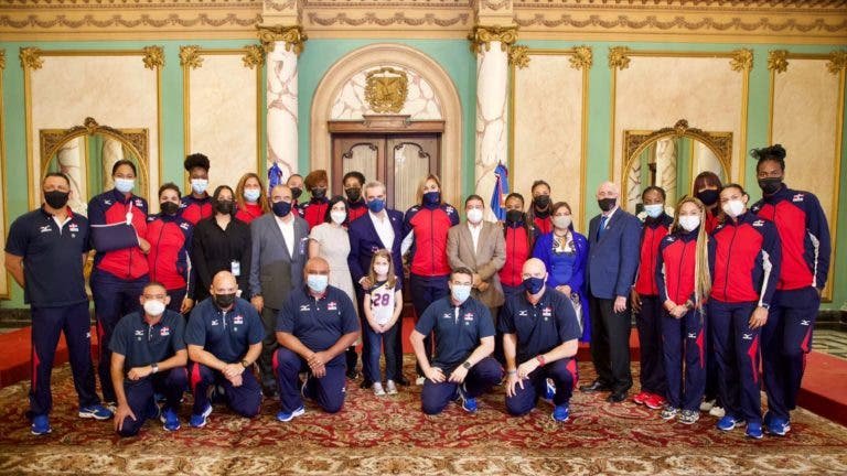 ABINADER LAS REYNAS Y RAQUEL ARBAJE Presidente recibe a las Reinas del Caribe tras su regreso de Italia