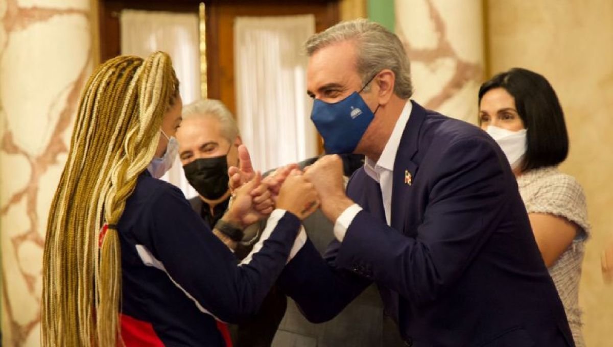 Presidente recibe a las Reinas del Caribe tras su regreso de Italia