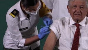 AMLO se pone segunda dosis covid; insta a la población vacunarse