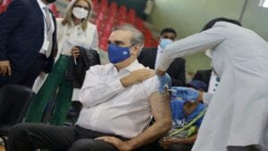 Luis Abinader recibirá segunda dosis vacuna contra Covid mañana