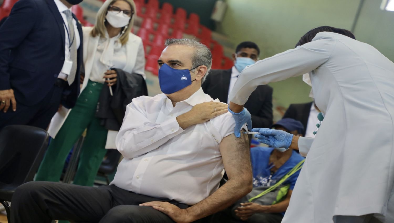 Luis Abinader recibirá segunda dosis vacuna contra Covid mañana