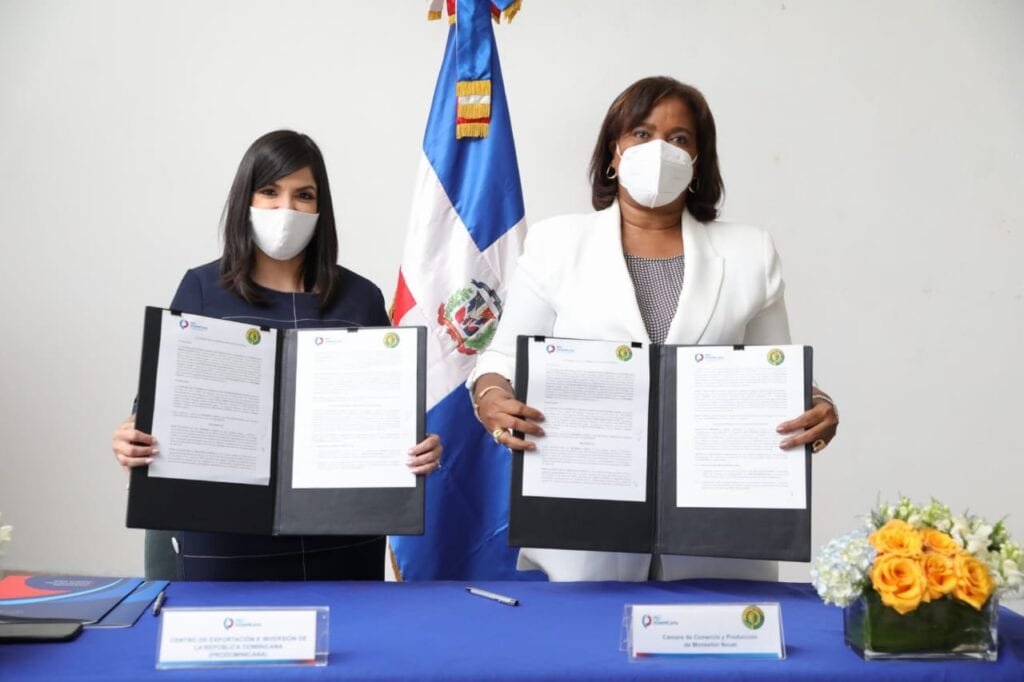 Biviana Riveiro Disla Directora Ejecutiva de Prodominicana y Adela Mercedes Tejada Presidenta de la Camara de Comercio y Produccion de Monsenor Nouel ProDominicana firma alianza estratégica para desarrollar negocios en Monseñor Nouel