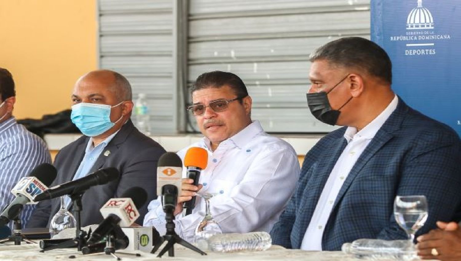 Ministros Camacho y Chu Vásquez entregan 100 canchas en Cristo Rey