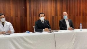 Ministro de Salud niega existencia de furgón lleno de fallecidos por covid