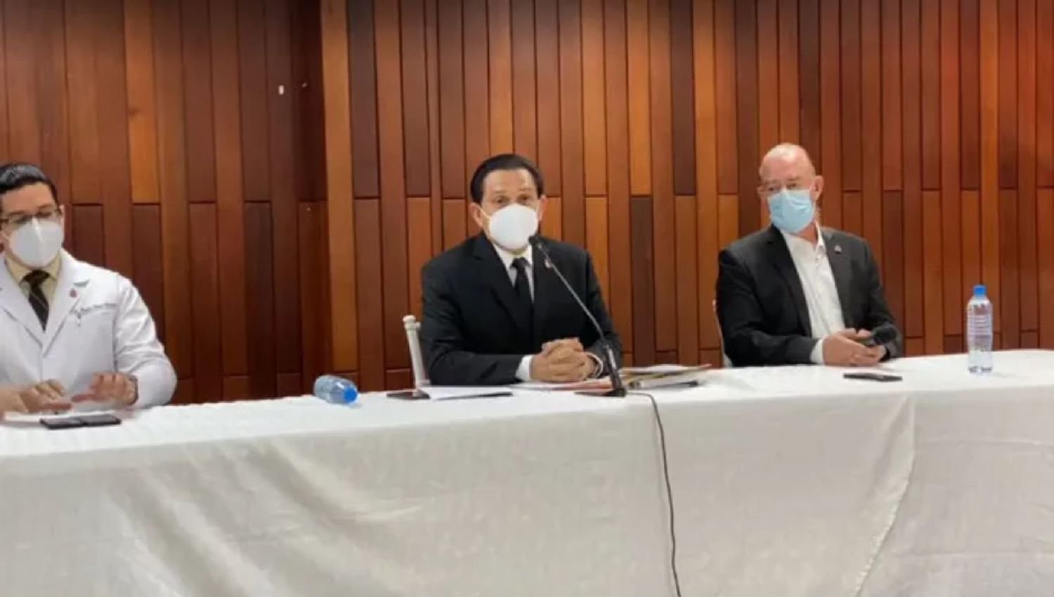 Ministro de Salud niega existencia de furgón lleno de fallecidos por covid