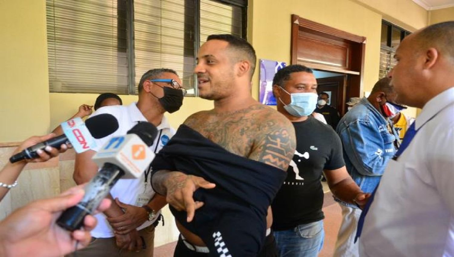 Se entrega a la justicia acusado de matar a policía en Santiago