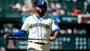 Domingo Santana sobresale al bate en béisbol de Japón
