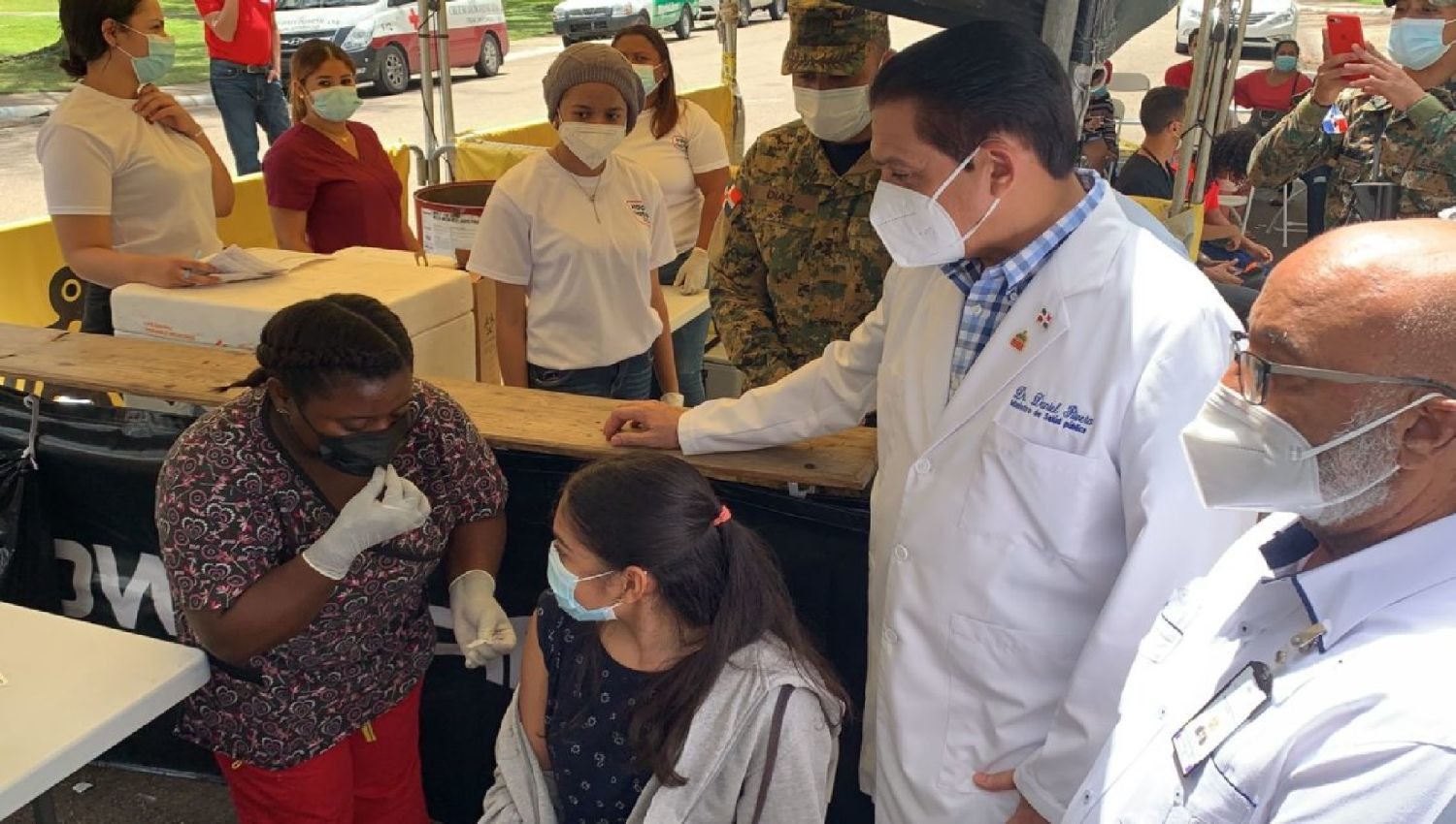 Ministro de Salud visita centros de inoculación en Santiago