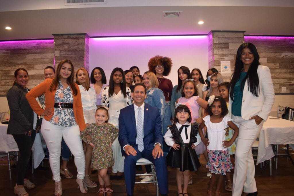 DSC 0088 Escuela de modelaje Elizabeth Talent apoya a Fernando Cabrera