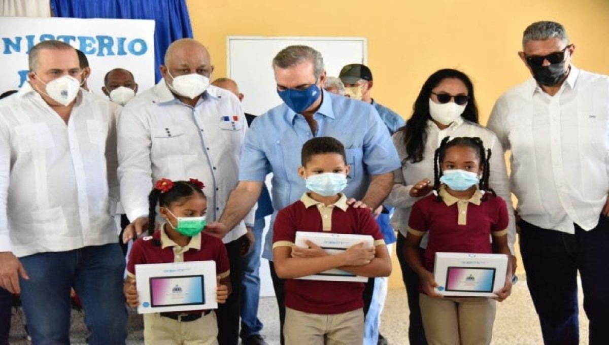 Luis Abinader destaca importancia de equipos tecnológicos para la educación 2 Luis Abinader destaca importancia de equipos tecnológicos para la educación