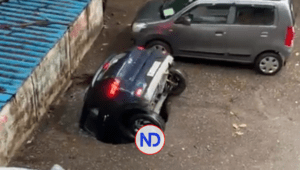 Video | Socavón se traga automóvil en la India