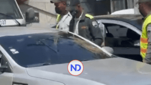 Video | Agente DIGESETT rompe cristal al vehículo de un «chofer»