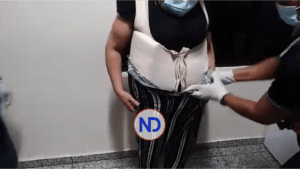 Video | Apresan mujer iba hacia Nueva York forrada de cocaína