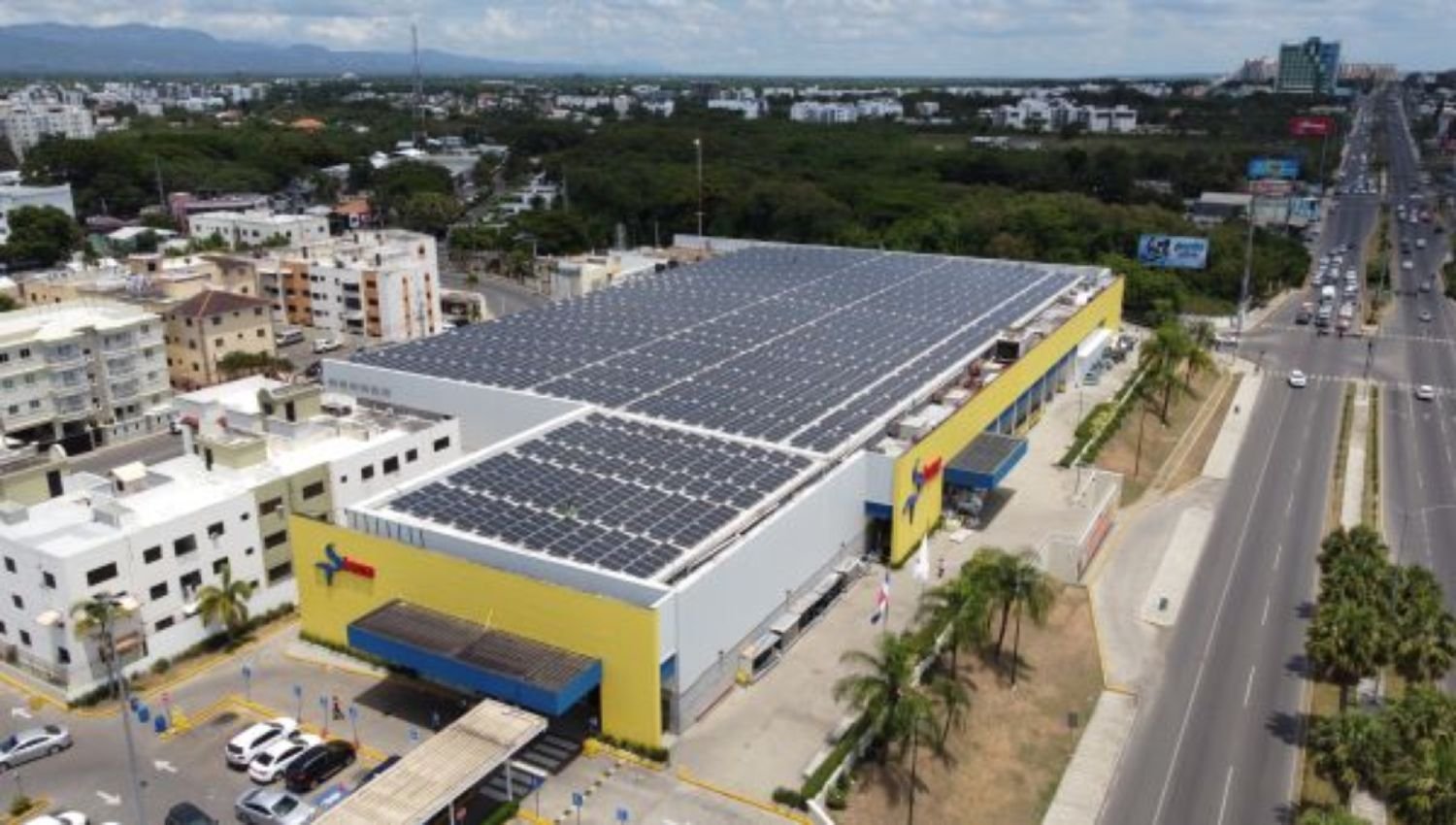 Grupo Ramos instalará 12,409 paneles solares en cinco tiendas La Sirena 2 Grupo Ramos instalará 12,409 paneles solares en cinco tiendas La Sirena