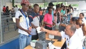 Unos 53,000 haitianos residentes en RD solicitan cédula de su país