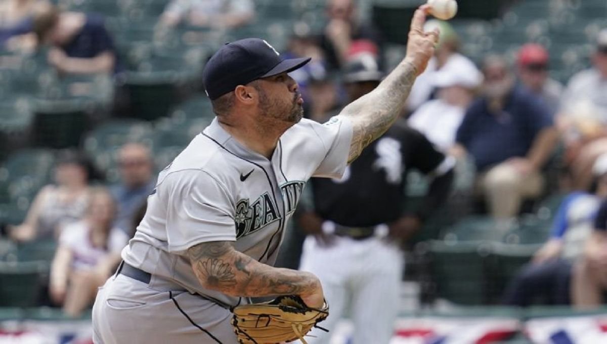 Suspenden a Héctor Santiago por 10 juegos