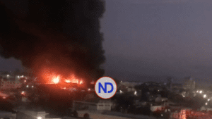 Video | Gran incendio afecta una colchonería del Ensanche La Fe