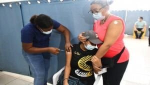 Adolescentes acuden a recibir primera dosis vacuna Pfizer