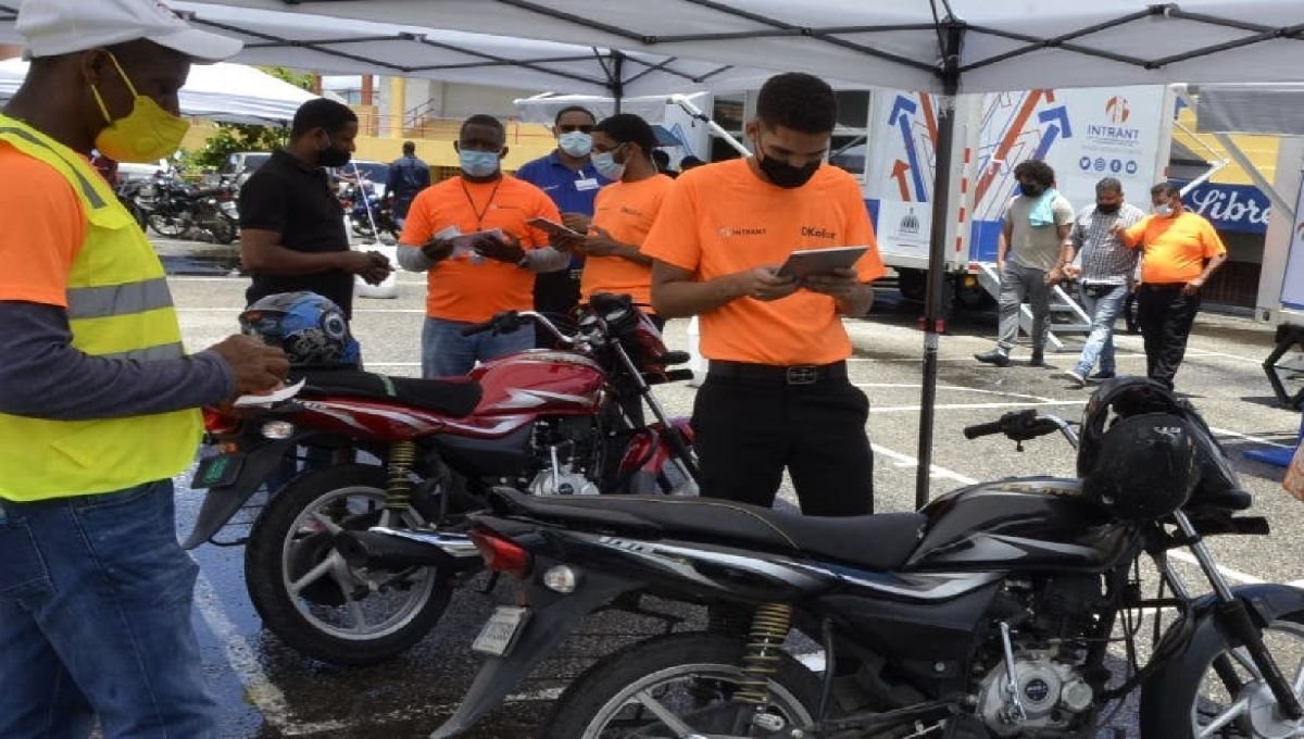 Motociclistas acuden para proceso de regularización