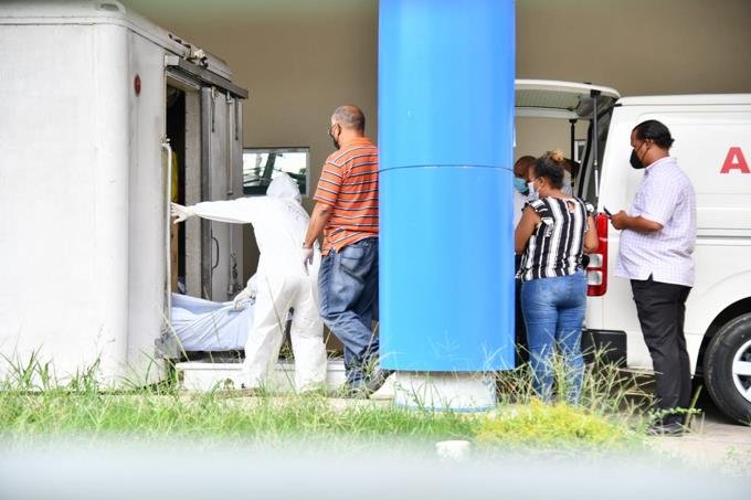 Morgue covid 03 Morgue de covid sigue a la vista de usuarios del Hospital Luis E. Aybar