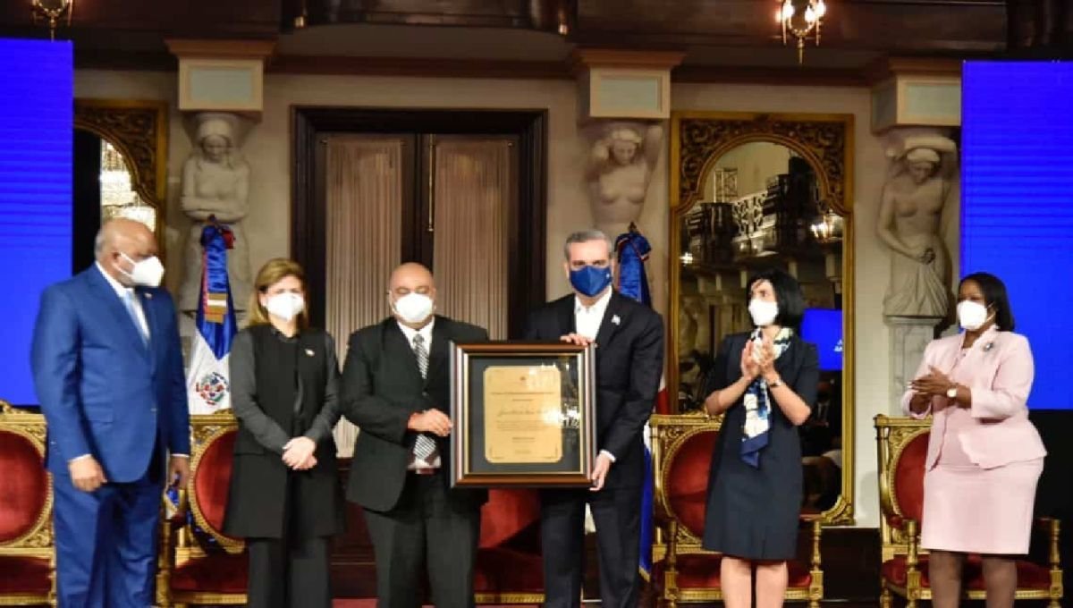 Presidente Abinader entrega Premios a la Excelencia Magisterial 2021 2 Presidente Abinader entrega Premios a la Excelencia Magisterial 2021