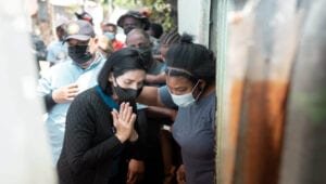 Primera dama recorre La Ciénaga motivando moradores a vacunarse