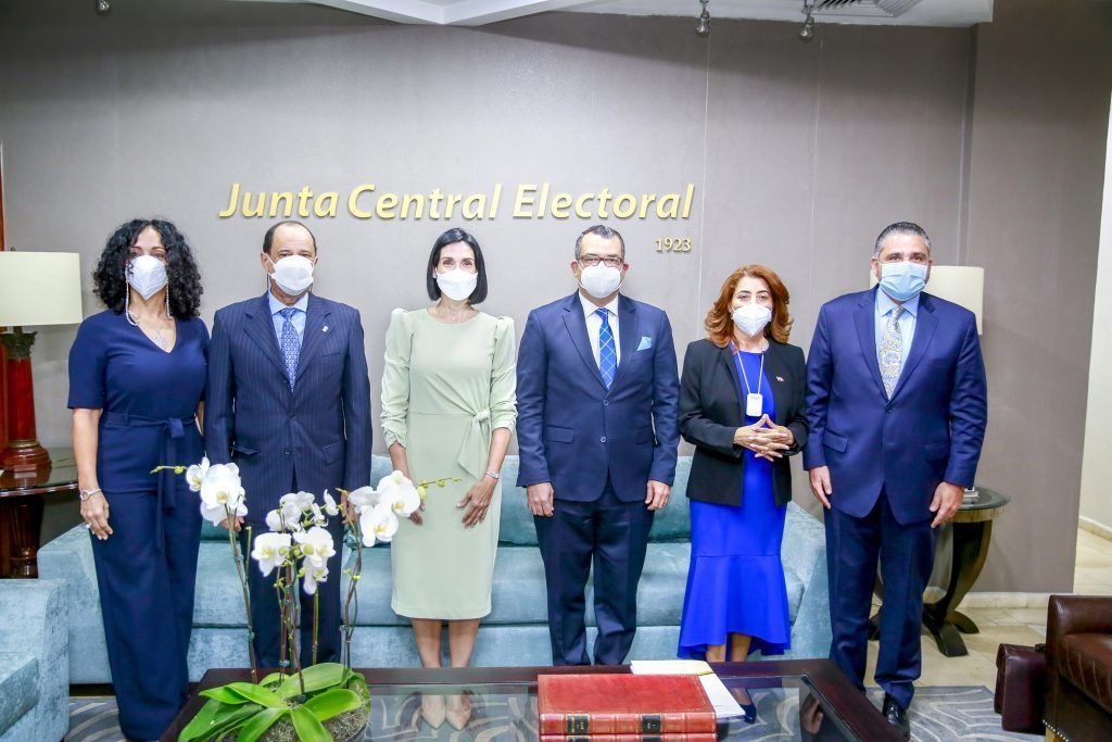 Primera Dama y JCE buscan resolver subregistro y las declaraciones tardías 3 RAQUEL Y LA JUNTA Primera Dama y JCE buscan resolver subregistro y las declaraciones tardías