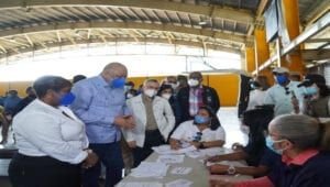 Ministro de Educación encabeza plan masivo de vacunación en SDE