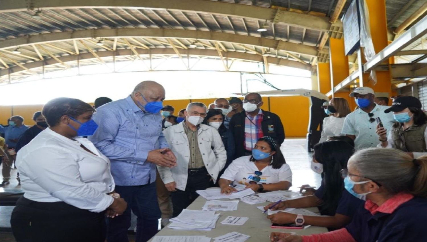 Ministro de Educación encabeza plan masivo de vacunación en SDE