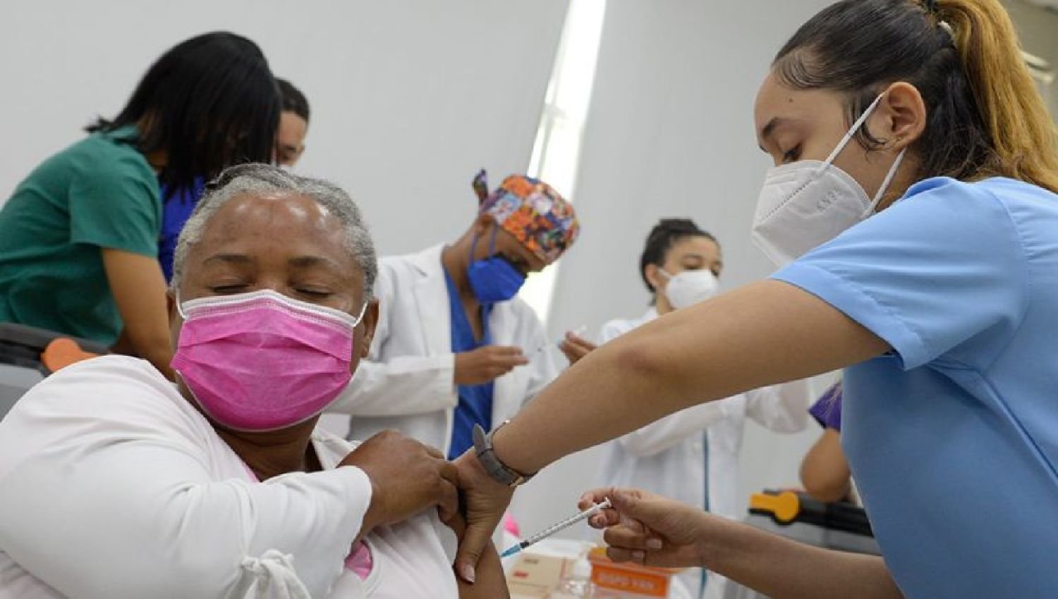 Centros de vacunación solo aplicarán segunda dosis desde hoy