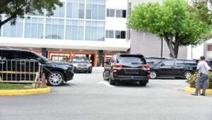 Abinader se reúne a puerta cerrada con funcionarios y legisladores en la PUCMM