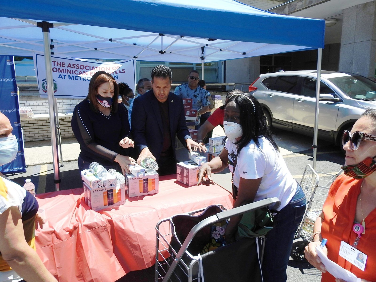 Norberto Rodríguez apadrina distribución de alimentos en el Hospital Metropolitano de NYC 3 norberto rodriguez donaciones 031 scaled Norberto Rodríguez apadrina distribución de alimentos en el Hospital Metropolitano de NYC