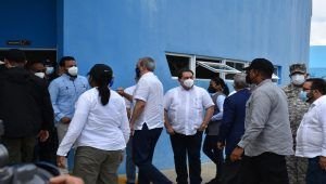 Abinader y Ministro Salud supervisan el proceso de vacunación en La Vega