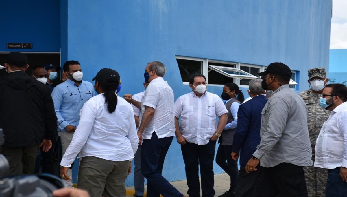 Abinader y Ministro Salud supervisan el proceso de vacunación en La Vega