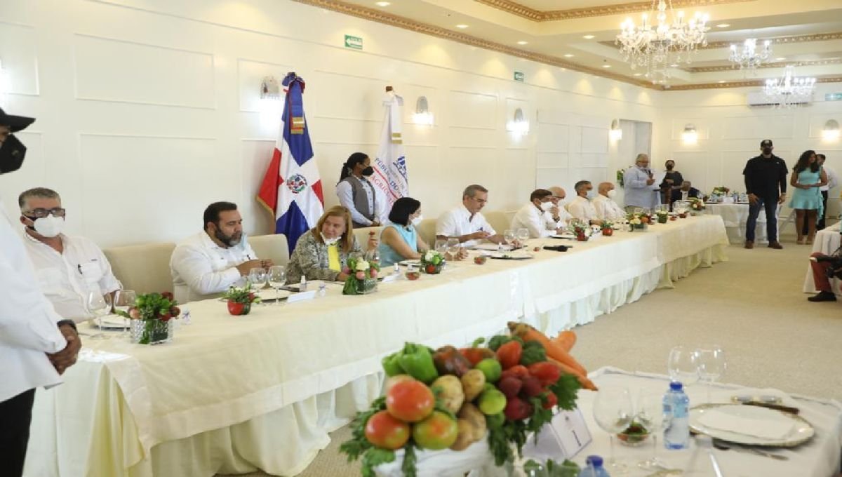 Presidente Abinader encabeza almuerzo con productores agrícolas de Constanza