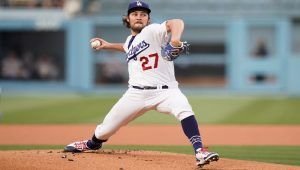 Major League Baseball extiende licencia a Bauer mientras se le investiga