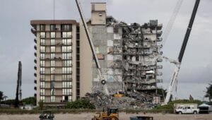 Suben a 22 las víctimas por el derrumbe de edificio; evacuan otro